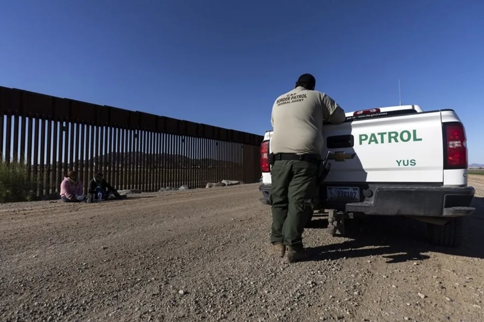 CBP acuerda frenar interrogatorios a periodistas en la frontera tras demanda federal