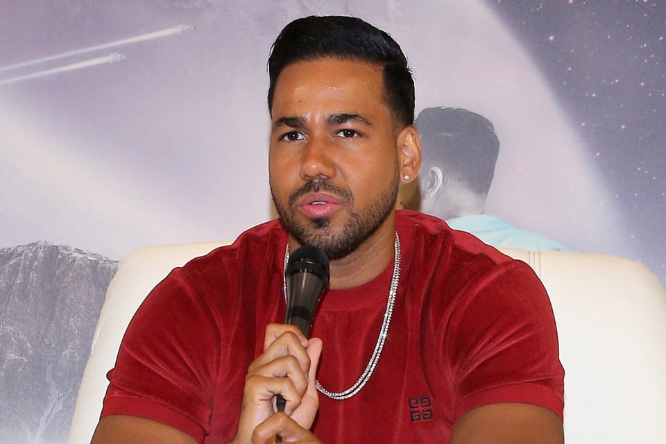 Romeo Santos rompe el silencio en Premio Lo Nuestro y defiende a los latinos de ICE