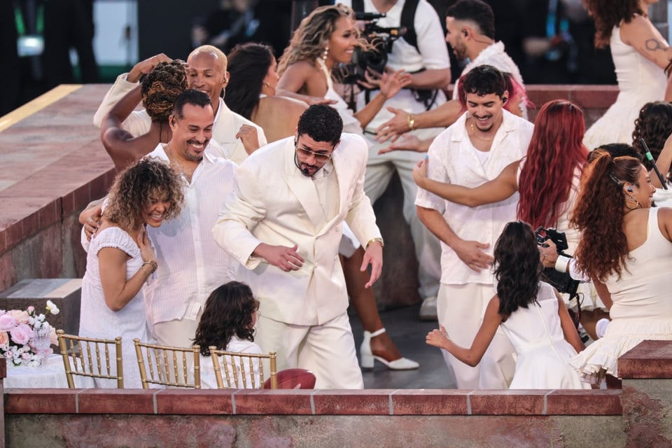 ¡Inesperado! Bad Bunny sorprende al mundo con una boda real en pleno show del Super Bowl