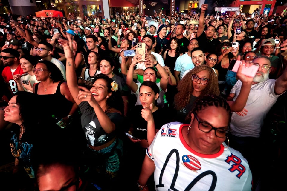 Toallas “ICE OUT” irrumpen en el Super Bowl LX en protesta contra políticas migratorias