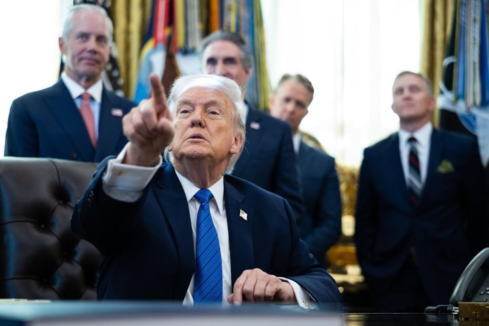 Trump amenaza con demanda millonaria a Trevor Noah, presentador de los Grammy