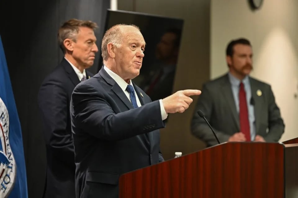 Tom Homan respalda uso de mascarillas por agentes de ICE ante aumento de amenazas