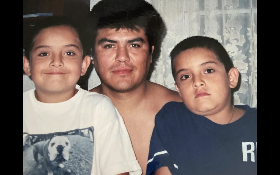 Adrián con sus dos hijos, foto del pasado, Mexican immigrant deported after traffic stop
