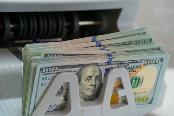 Continúa la baja del dólar en México y República Dominicana ¿Qué hacer?
