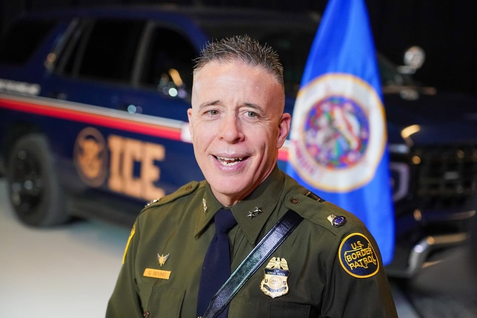 Juez federal ordena frenar deportación de latino acusado de ordenar crimen contra Gregory Bovino