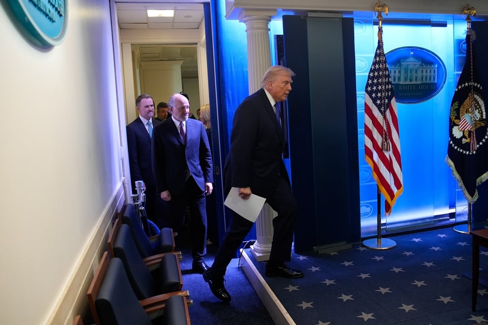 Trump sube aranceles al 15% de inmediato tras fallo del Supremo en su contra