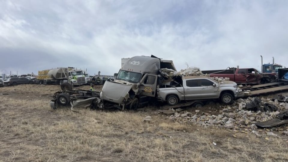 Múltiple choque de más de 30 vehículos deja 4 muertos en la I-25