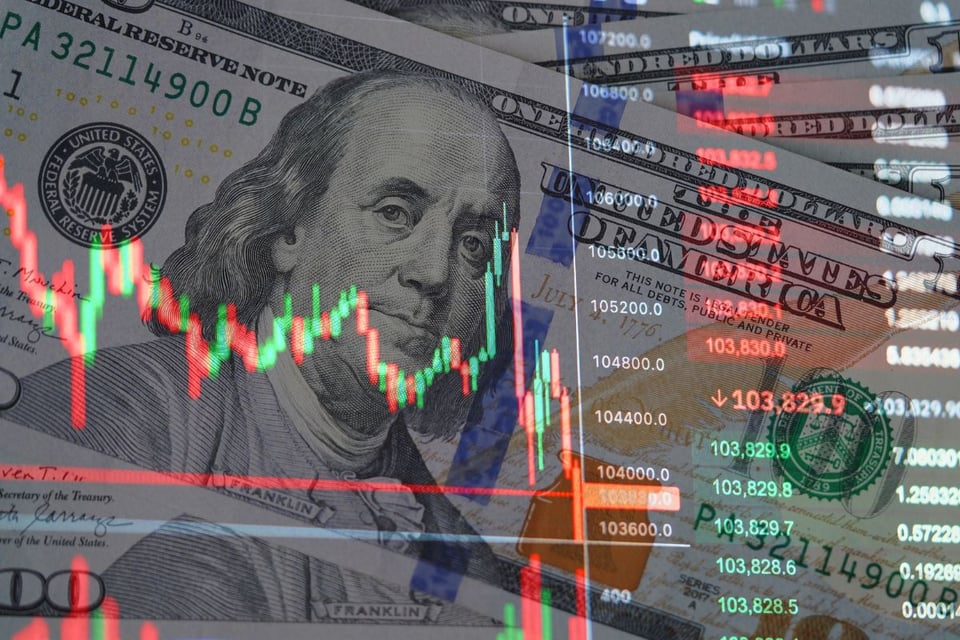 Dólar hoy 26 de febrero: sube en Colombia, cae en RD y se mantiene en México