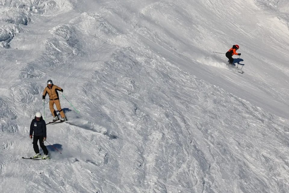 Avalancha sorprende a grupo de esquiadores y deja saldo mortal