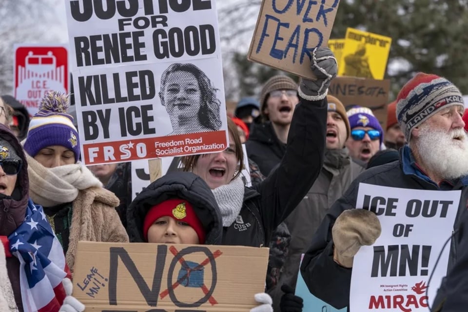 Al menos 42 arrestados en protesta frente a edificio federal en Minnesota