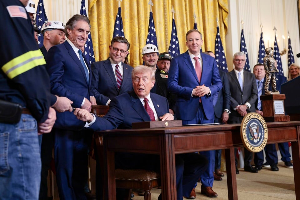Trump, carbón, Critica política MundoNOW, White House Honors Trump for Boosting the Coal Industry