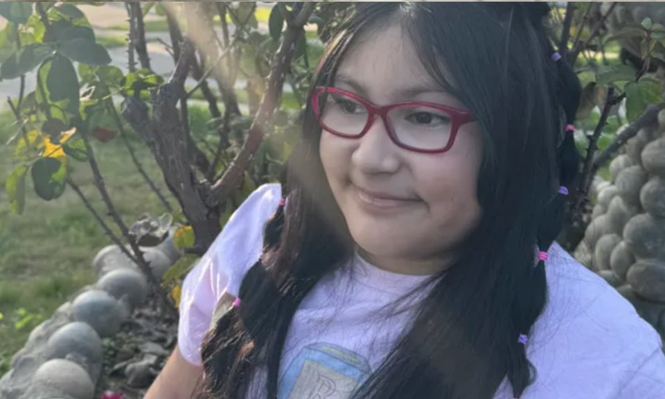 Niña hispana vende chocolate y champurrado para vivir mejor con la terrible enfermedad que tiene