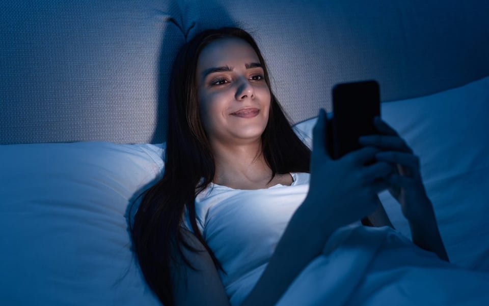 ¿Tu celular está envejeciendo tu piel? La verdad sobre la luz azul, según expertos!