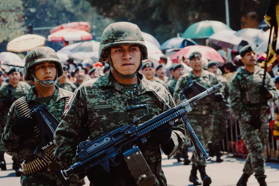Confirman 25 militares muertos tras caída de “El Mencho” y ola de violencia en México