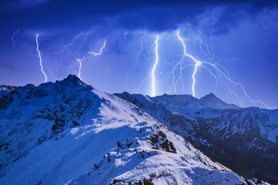 Nevada eléctrica: el fenómeno invernal que ilumina el cielo y exige nuevas medidas de prevención featured image