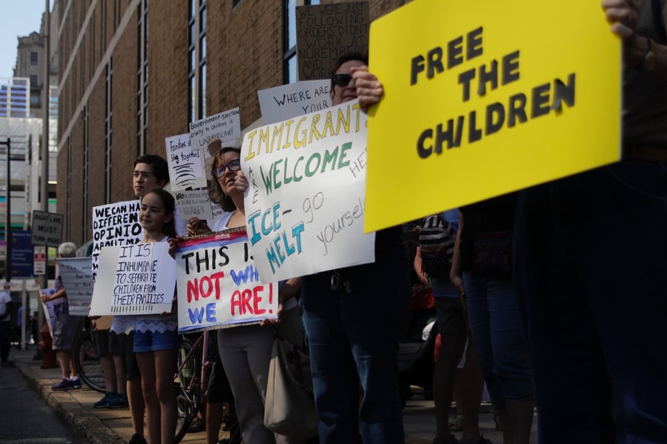 Bebé de meses junto con su madre son detenidos en un centro para migrantes en Texas