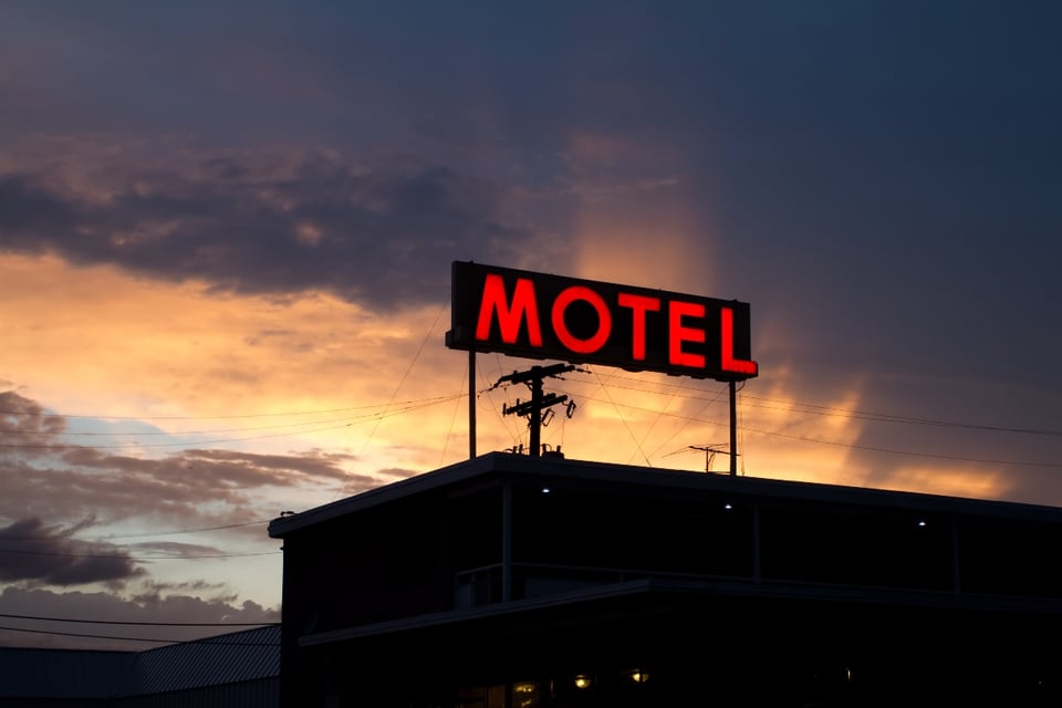 Descubre a su pareja entrando a un motel, la graba y el video se vuelve viral en redes