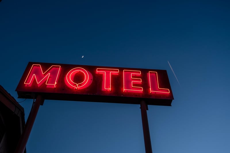 Esposa descubre infidelidad en un motel y ataca a batazos a su pareja