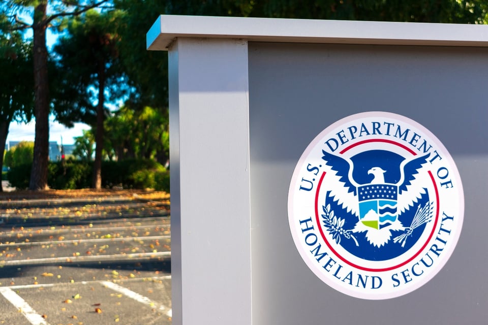 Renuncia portavoz del DHS tras polémica por redadas migratorias