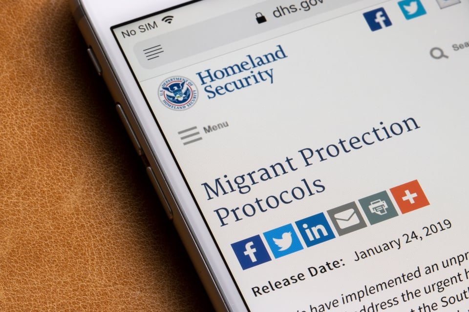 DHS firma acuerdo millonario con Palantir
