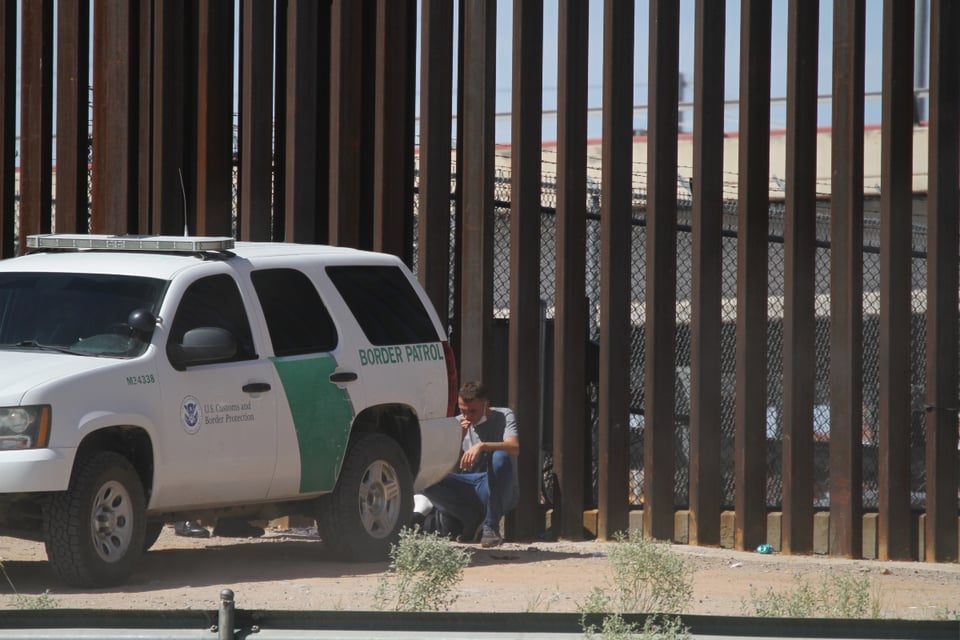Migrantes usan disfraz de obreros para intentar cruzar a EE.UU.