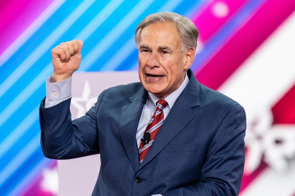 Abbott amenaza a escuelas tras protestas estudiantiles contra ICE