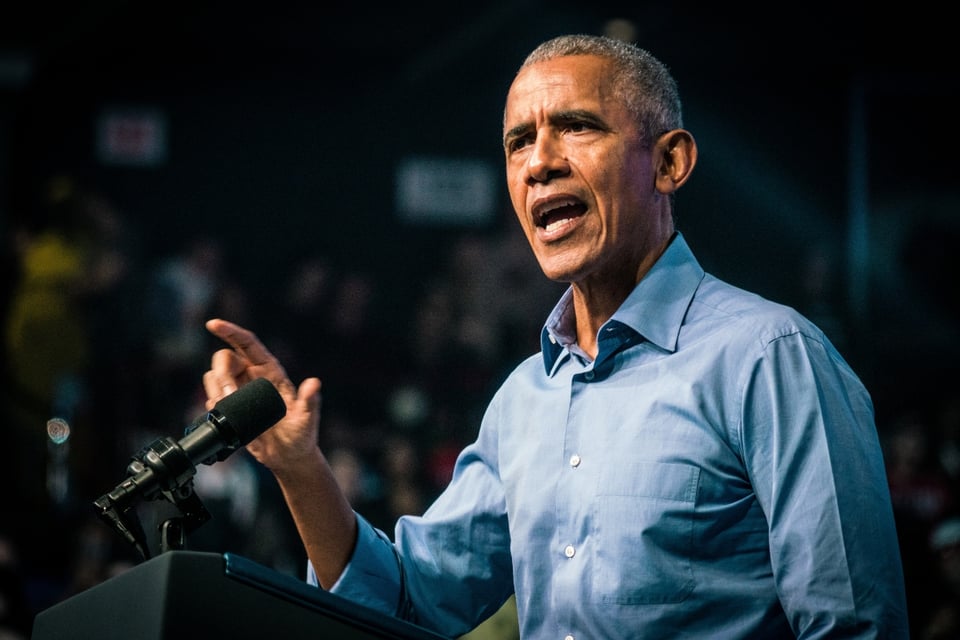 «Payasos», Obama estalla contra Trump por video racista en Truth Social