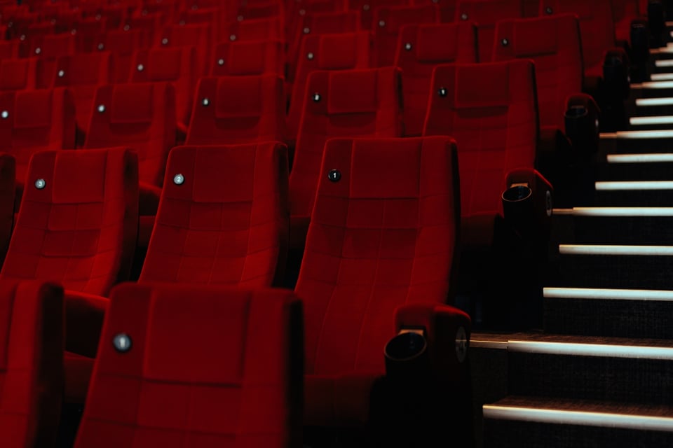 Soltero arruina planes de parejas en cine por San Valentín