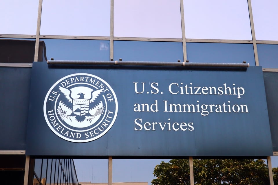 USCIS busca frenar permisos de trabajo a solicitantes de asilo