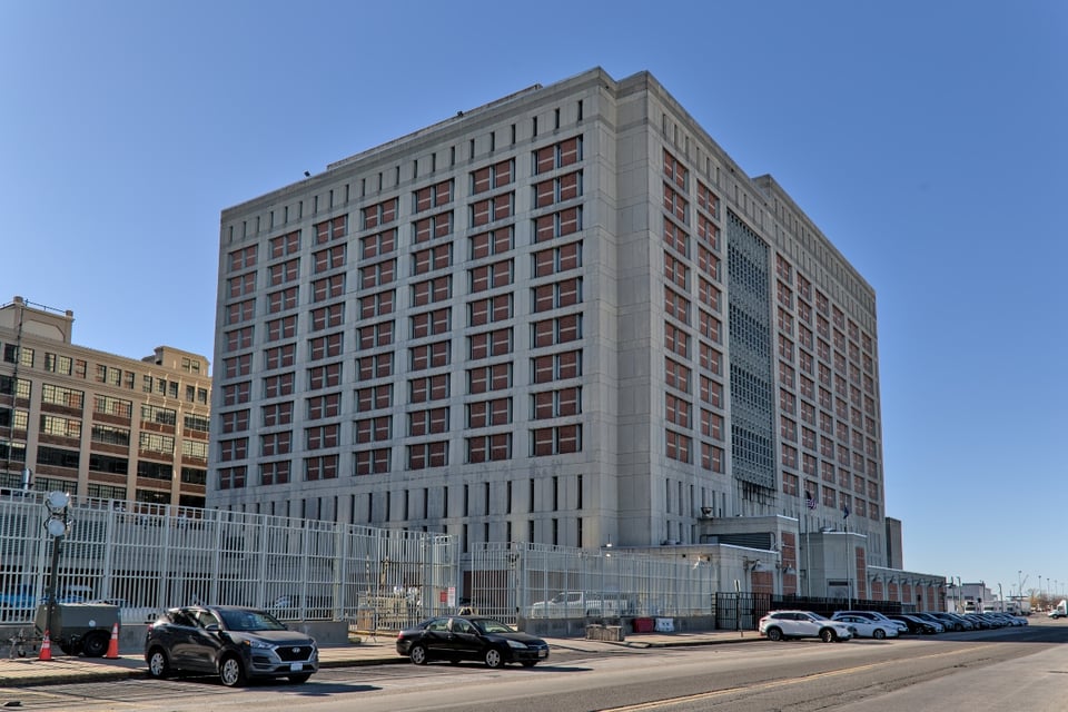 Se hizo pasar por FBI, Mangione, prisión federal Brooklyn MundoNOW