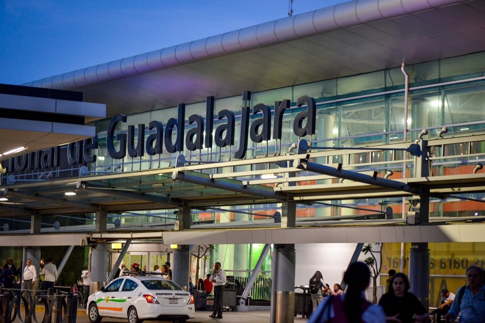 Alertan por hombres armados dentro del Aeropuerto de Guadalajara méxico