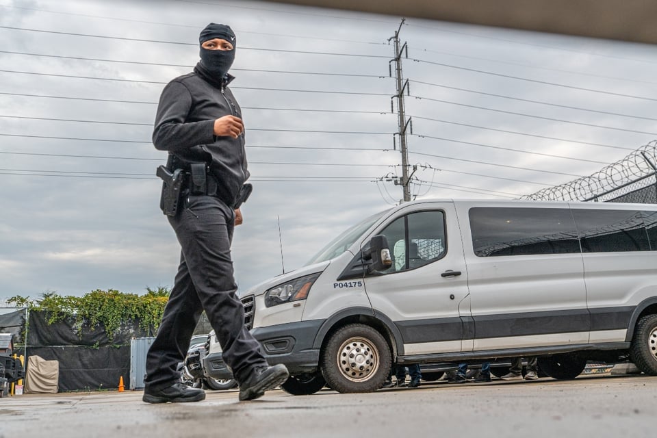 Hombre finge ser agente de ICE y desata violento ataque en McDonald’s featured image