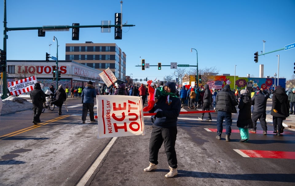 Hombre adulto agrede a estudiantes durante protesta contra ICE en Texas