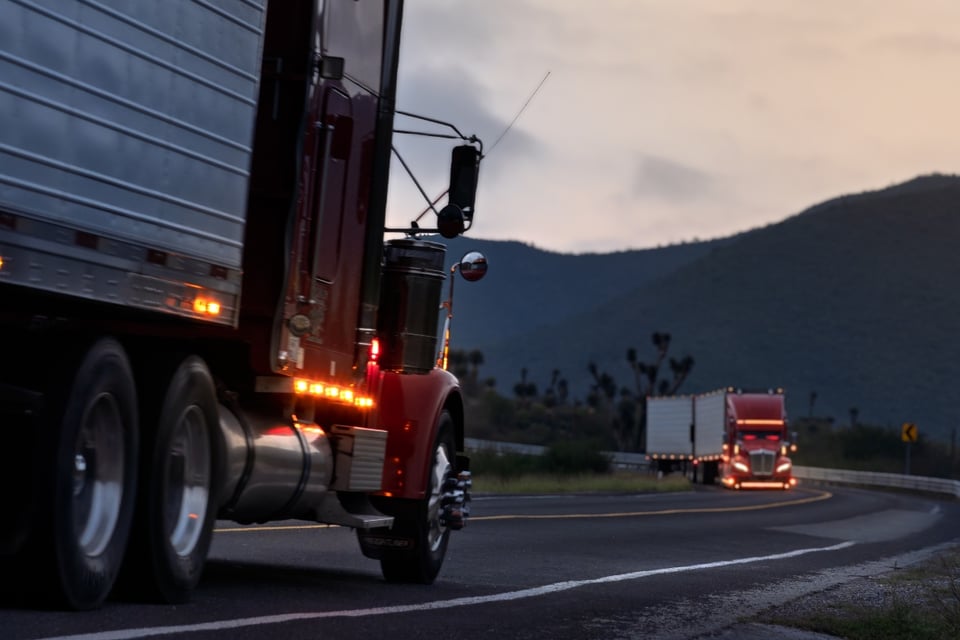 Nueva orden federal obliga a camioneros a presentar examen solo en inglés