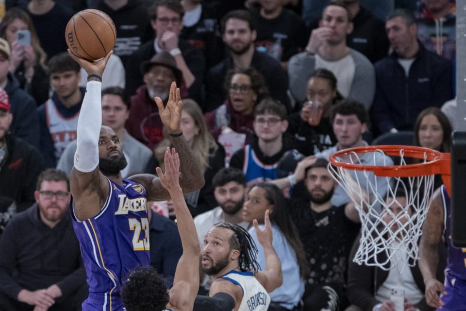 ¡LEYENDA! LeBron James rompe la barrera de los 43 mil puntos