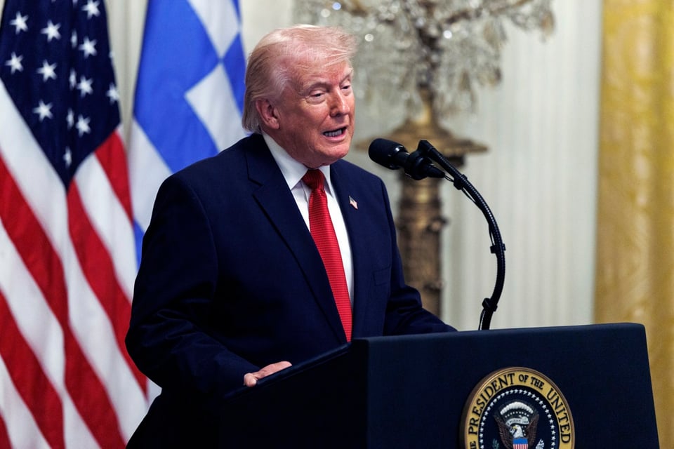 Trump asegura respaldo latino mientras datos muestran caída