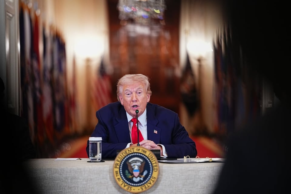 Trump afirma que Irán “se rindió” y amenaza con un ataque devastador