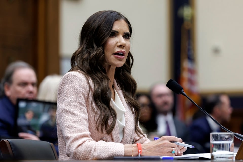 Trump destituye a Kristi Noem y pone a senador para dirigir Seguridad Nacional