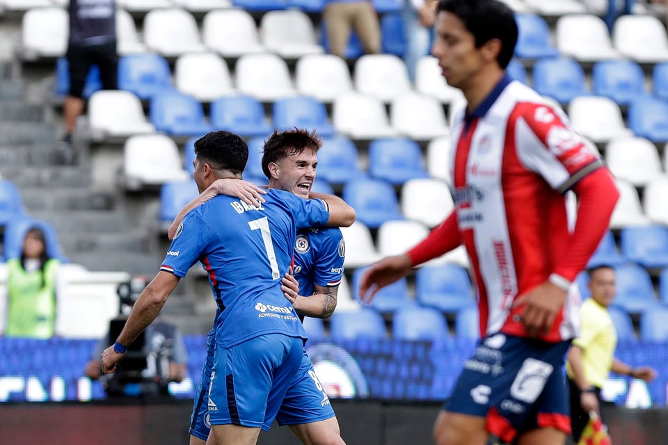 Cruz Azul golea y se mantiene en el liderato