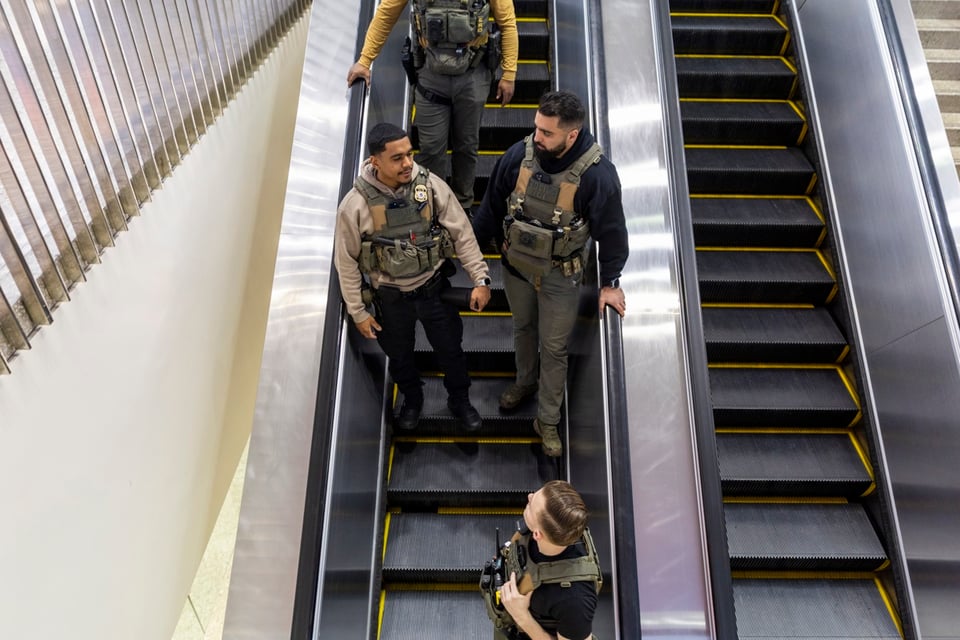 ICE seguirá en aeropuertos hasta normalizar operaciones