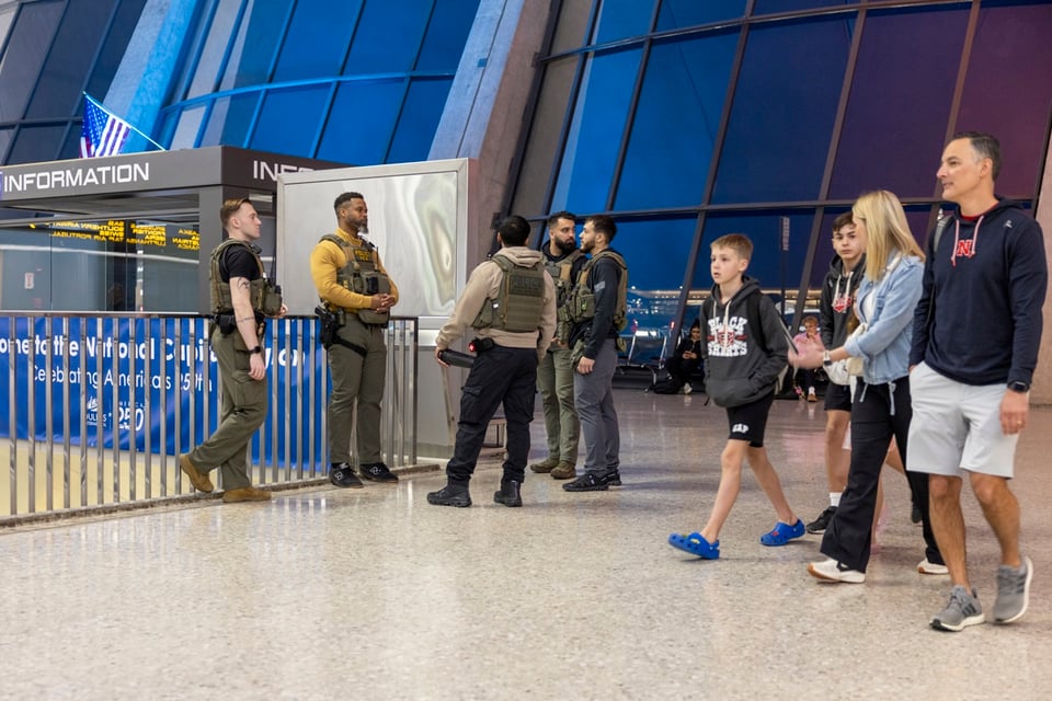 Agentes de ICE revisan pasajeros en aeropuertos: ¿nuevo rol oficial?