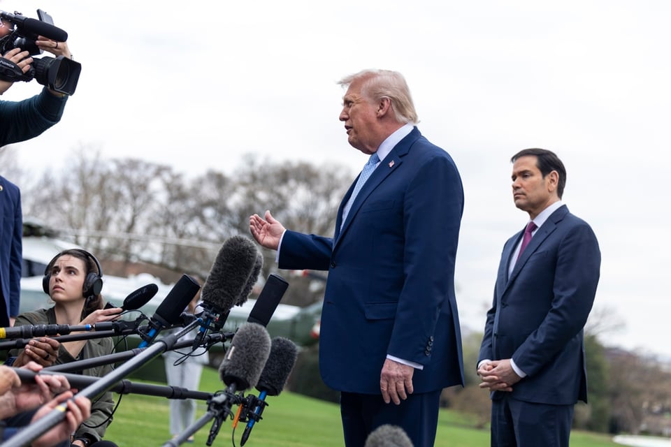 Trump amenaza con militarizar aeropuertos con ICE