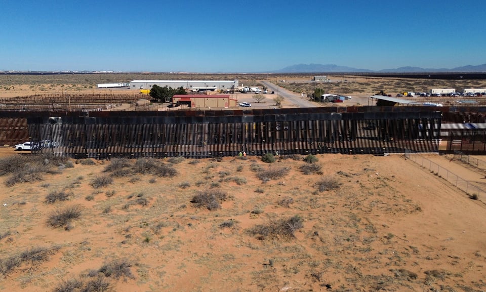 EE.UU. levanta muro negro en la frontera y reabre debate migratorio