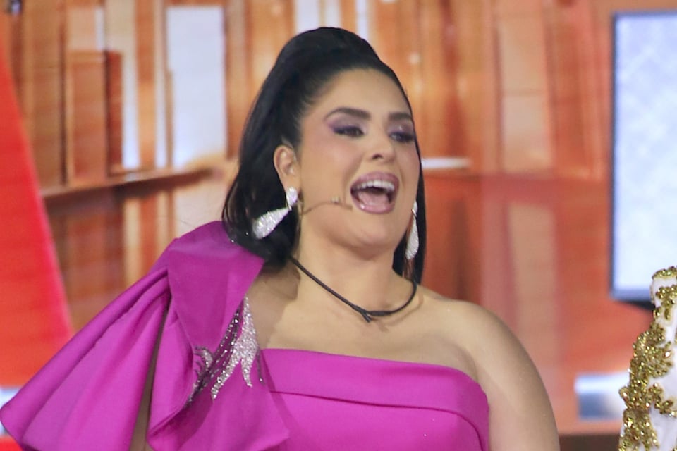 Curvy Zelma rompe en llanto tras la muerte de su padre y confirma su decisión en “La Casa de los Famosos”