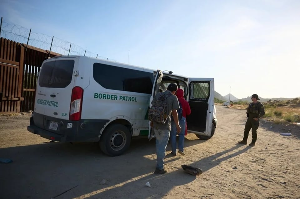 Rescate y arresto de migrantes tras cruzar el desierto de Texas