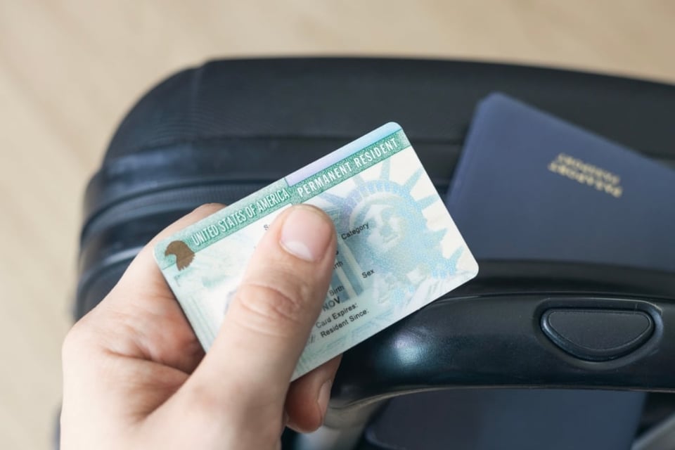 USCIS vuelve a subir tarifas: el procesamiento premium para la Green Card ahora cuesta más