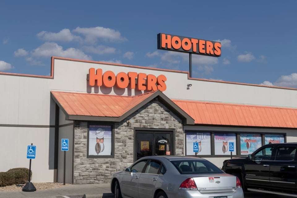 Hooters cierra otro local