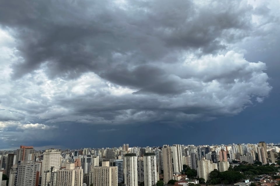 Megatormenta avanza hacia la Costa Este y activa alerta por vientos destructivos y posibles tornados