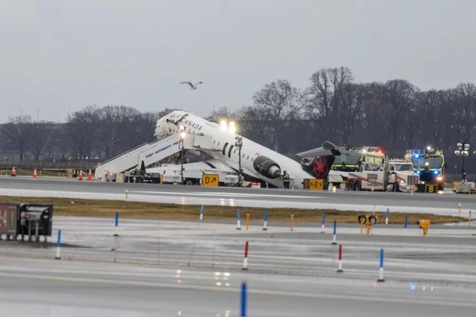 Filas en aeropuertos complican investigación de accidente en LaGuardia