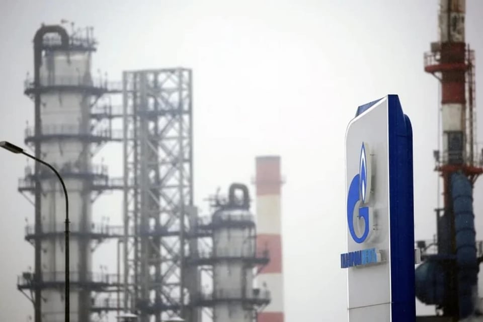 EE.UU. permite temporalmente el comercio de petróleo ruso ante escalada del crudo